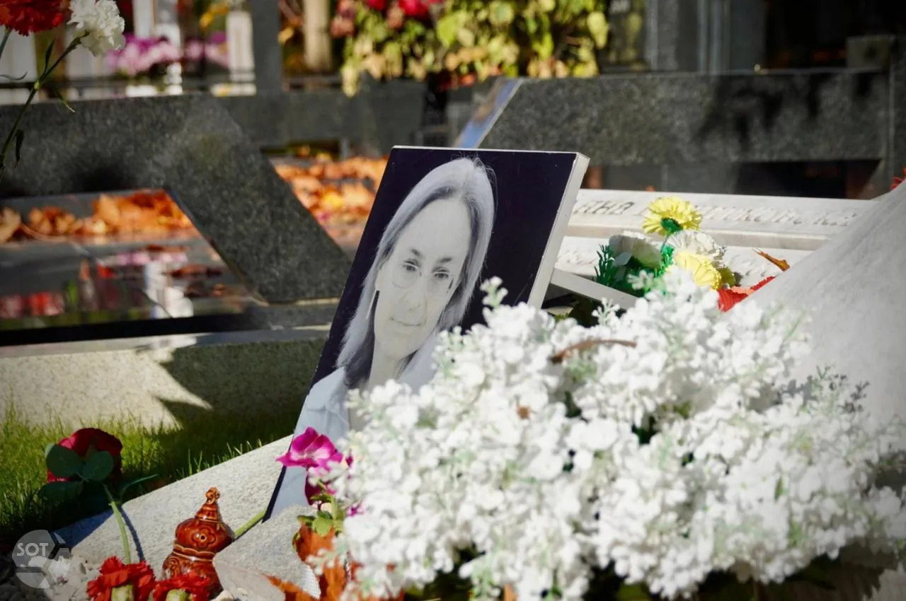 Цветы и портрет Анны Политковской на её могиле, вид сбоку